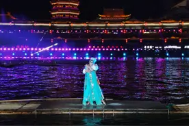 中国新建的假古镇，本以为会垮却靠夜景走红，演出和门票皆免费图片