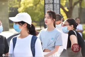 又到中戏新生报到日 少不了养眼帅哥美女图片