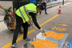 大同平城区共享单车安“新家”，统一施划停车线图片