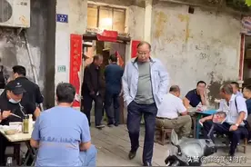 河南县城里的重口味早餐，凌晨3点当地老人就来吃，没招牌也不怕图片