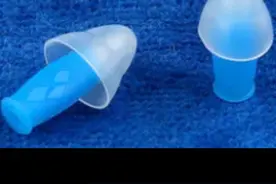 预防游泳耳，你需要游泳耳塞图片