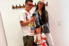 陈冠希洛杉矶新店开业，在更衣室拍全家福，女儿表情好拽更像老板图片