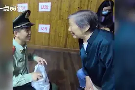 国庆节奶奶偷偷探望执勤孙子，怕影响工作不愿上前合照图片