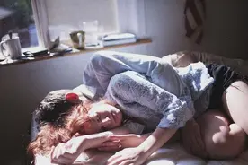 一个全职主妇面对90后小鲜肉的疯狂追求……图片