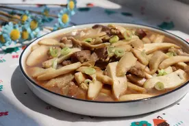 教你一道快手家常小炒，鸡腿菇炒肉，脆嫩鲜美可口，全家都很喜欢图片