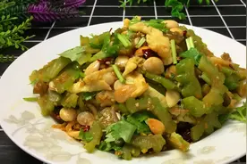 凉拌苦瓜用焯水不焯水？很多人做错，教你1招，苦瓜不苦还入味图片