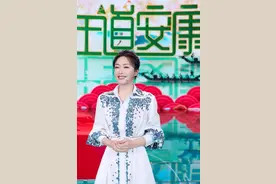 “秦岚”走秀真带劲！穿白色深V领连体裤高调亮相，气场简直1米8图片