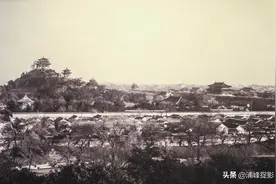 一百年前的故宫，墙皮脱落杂草丛生，就像个破庙，毫无皇家气派图片