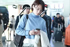 蒋勤勤真不像快50的人，穿黑色紧身裤小秀身材，好有知性暖秋感图片