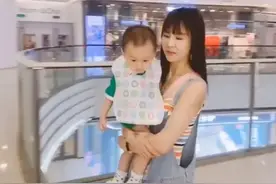 “全网最年轻姥姥”走红，抱外孙逛街就像母子俩，网友：羡慕姥爷图片