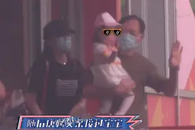 唐嫣1岁女儿首曝光！蹒跚学步可爱似公主，母女同框外出画面温馨图片