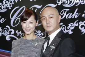 情侣装新穿法！张卫健跟老婆互换衣服，相爱21年不生娃照样幸福图片