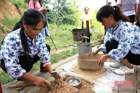 河南这两个地方用土做馍，网友看了：原来“吃土”是从这儿来的图片