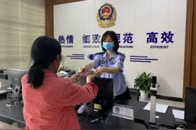 父亲失联、母亲改嫁，靠奶奶一手带大的7岁娃儿终于拿到户口图片