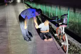我愿做一颗星星 照亮您归途的路 吉阳所路管员安全护送老人回家获谢图片