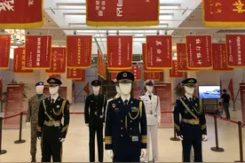 军事博物馆展出70周年阅兵总指挥乙晓光上将军装及受阅部队军旗图片