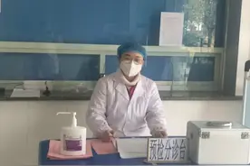 铜陵市义安区：95后护士“婚纱换上白大褂”图片