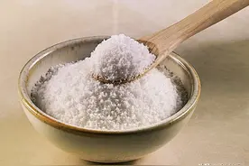 在大树树干上打一个小孔，在小孔里放上食盐，这个树会死吗？图片