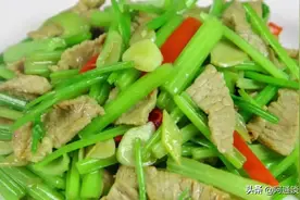 学会一招，做出的芹菜炒肉肉质鲜嫩醇香，味道鲜美，全家都爱吃图片