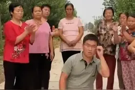 靠傻笑卖惨月入百万，如今住豪宅娶娇妻，他是怎么做到的？图片