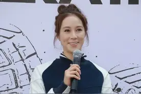 徐子淇不愧是阔太，穿棒球服搭配齐膝裙出活动，气质高贵美成焦点图片