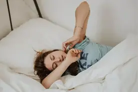 睡觉时，朝左睡好还是朝右睡好？不同人群，大有讲究！来看看你睡对了吗？图片