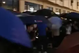 浙江一楼盘刚售罄，售楼处当场被砸！连夜排队的众人怒了：还有这种操作？图片