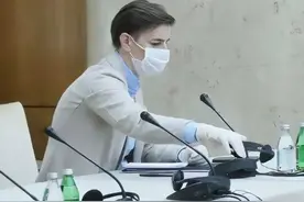 塞尔维亚女总理走红！和同性妻子公开秀恩爱，去年已升级当"爸"图片