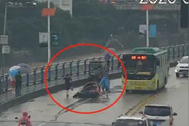惊险！桂林一大桥上三轮车无人驾驶冲向护栏，公交车正迎面驶来图片