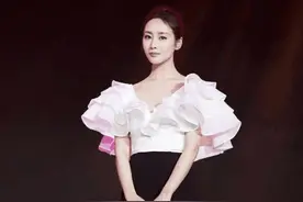 李纯，穿人鱼裙秀出s型身材，美的不可方物图片