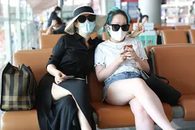 谭卓穿高开衩裙大秀长腿 与助理合影小鸟依人图片