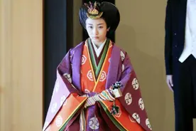 真子婚礼一切从简，来看看她30年来唯一一次穿十二单衣，很别致图片