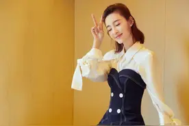 王丽坤身材真好！抹胸裙内穿白衬衫，暴露了一双大长腿超惊艳！图片