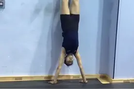 袁心玥秀倒立“绝技”！实力恐强出颜妮一头，发拦扣样样出色图片