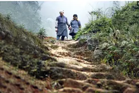 因娶大十岁寡妇，两人躲进荒山生活，他为她在悬崖凿了六千级石梯图片