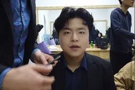 化妆师给男演员画眉毛，眉头浅眉尾深，眉毛自然又好看视频封面