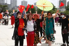沈阳：63岁铁西劳动公园开园首日迎人潮，人山人海成欢乐的海洋图片