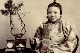 晚清老照片：慈禧太后年老色衰表情僵硬，袁世凯在巡抚衙门留影图片