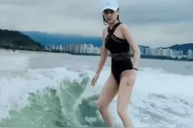 何超莲冲浪大胆秀身材，穿紧身泳衣长腿吸睛，男友窦骁不见踪影图片