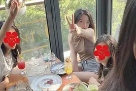 李嫣完全长开了真美，吊带衫搭配金发，风采不输王菲年轻时图片