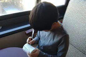 心酸又感动！深泽9岁女孩被隔离时不忘学习，卫生纸上写作业 工作人员为其送去文具图片