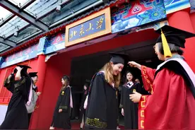 北京大学今天本科生毕业礼，校长郝平说了这样一句话图片