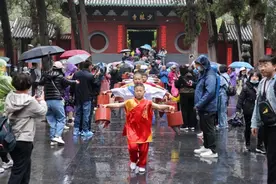 少林十八铜人亮相，引领万名游客参与“功夫跑”图片