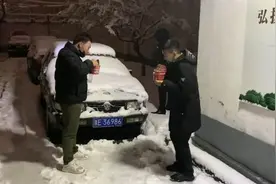 温州民警雪中吃泡面 背后原因让人感动图片
