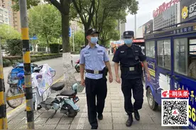 一男子在江津路大润发门口转悠，看到警察就跑图片