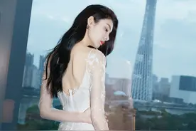 傅菁身材迷人，穿白色薄纱裙勾勒诱人曲线，美得高级又惊艳图片