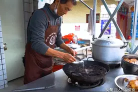 福建70岁大爷自创小吃，每天30只不够卖，客人跟着吃了36年图片