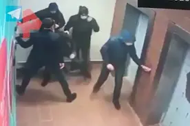 硬核！电梯枪战中，俄罗斯警察一人单挑5个歹徒图片
