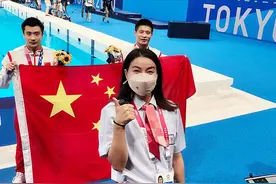 郭晶晶退役10年首次穿国家队服，追星娘家梦之队，为合影一路飞奔图片