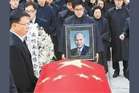 霍英东葬礼：霍启刚手捧遗像，何鸿燊和李嘉诚扶灵，待遇堪比国葬图片